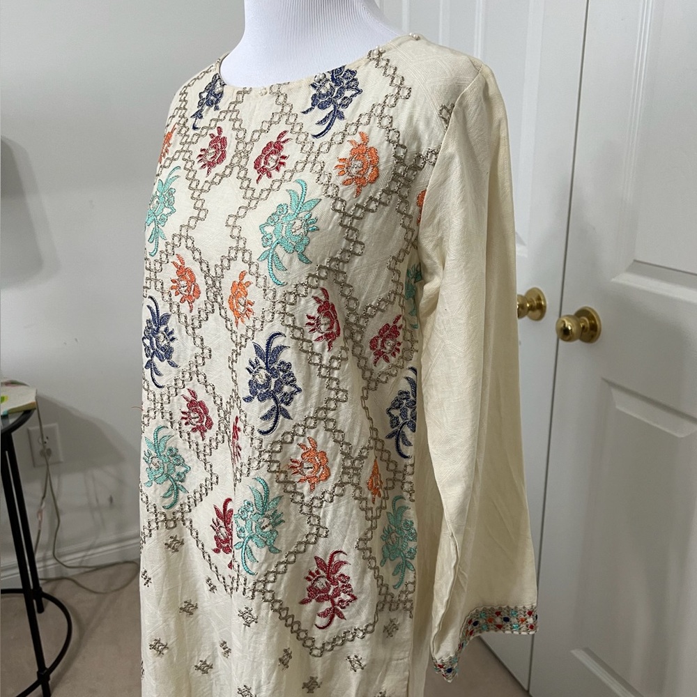 *NEW* Embroidered dress size small